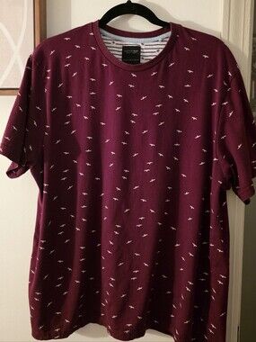 Casual Maroon Short-Sleeve Tee with White Bird Print